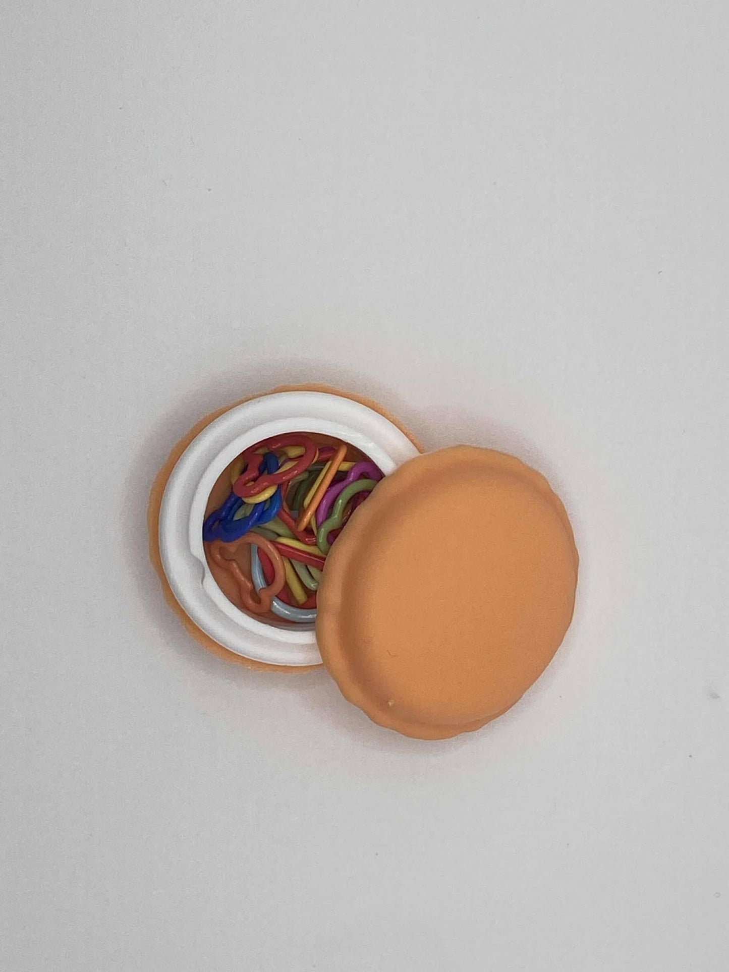Marqueurs de mailles dans une boîte macaron