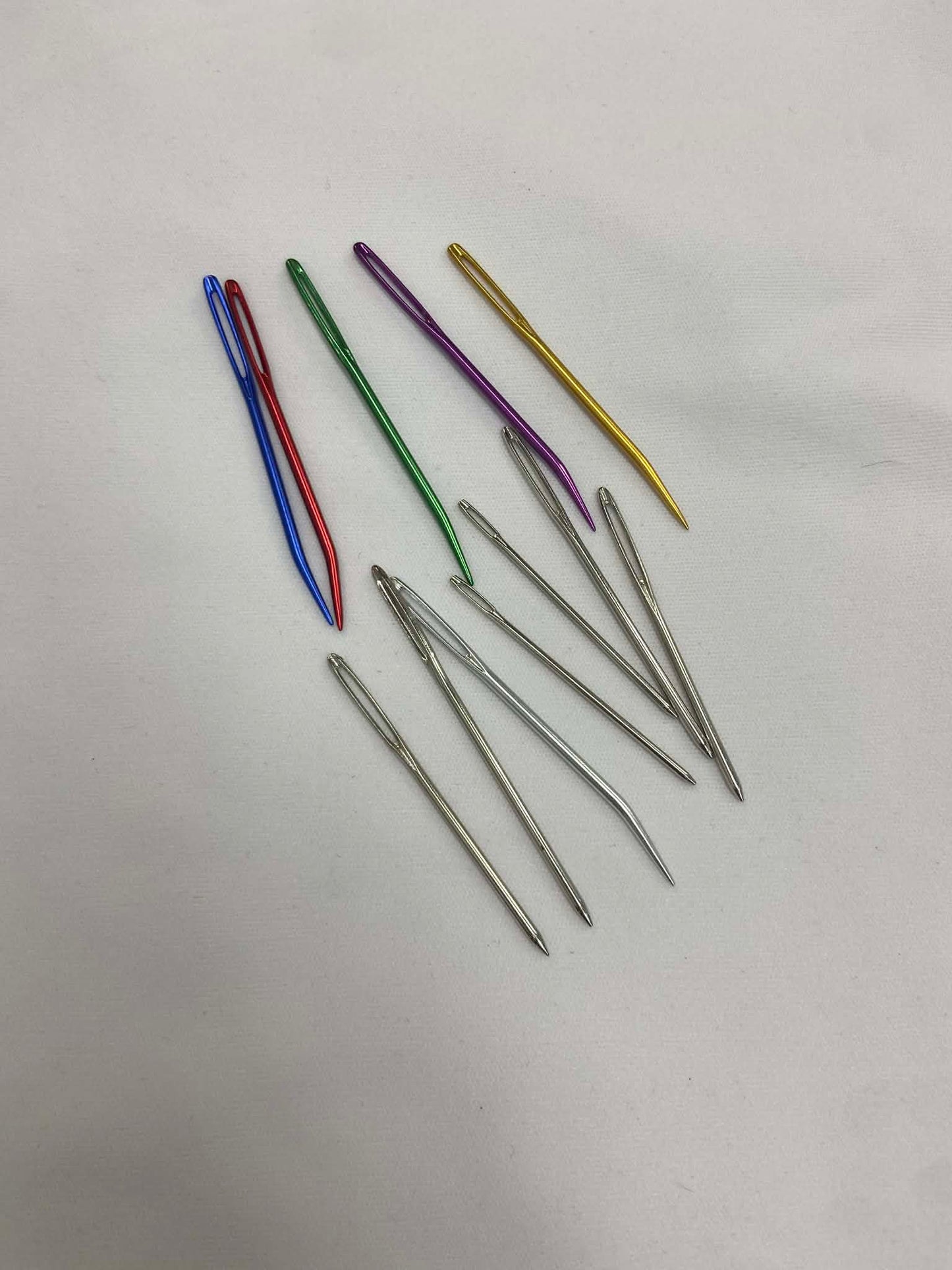Aiguilles à laine dans un tube de plastique