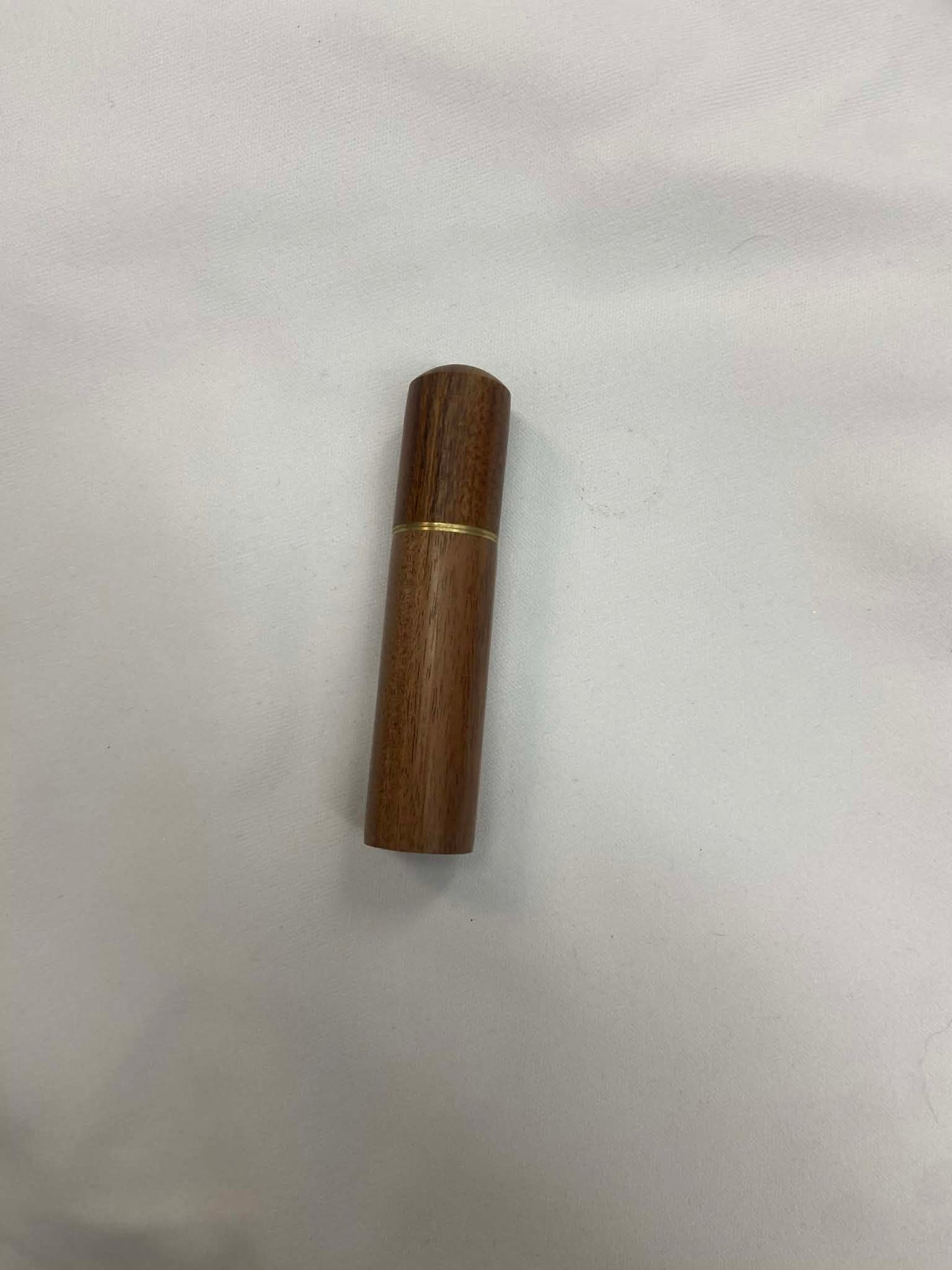 Aiguille à laine dans un tube de bois.