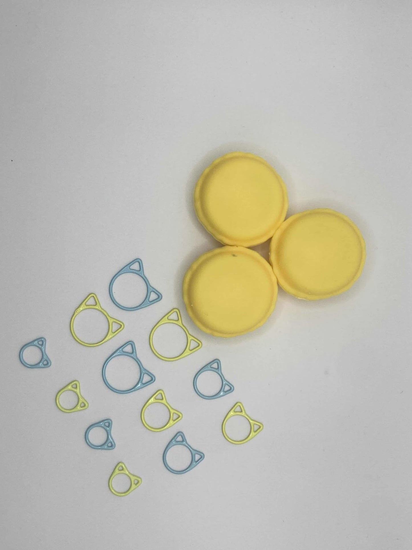 Marqueurs de mailles chat dans une petite boîte macaron