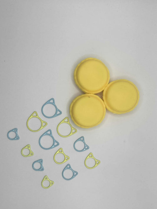 Marqueurs de mailles chat dans une petite boîte macaron