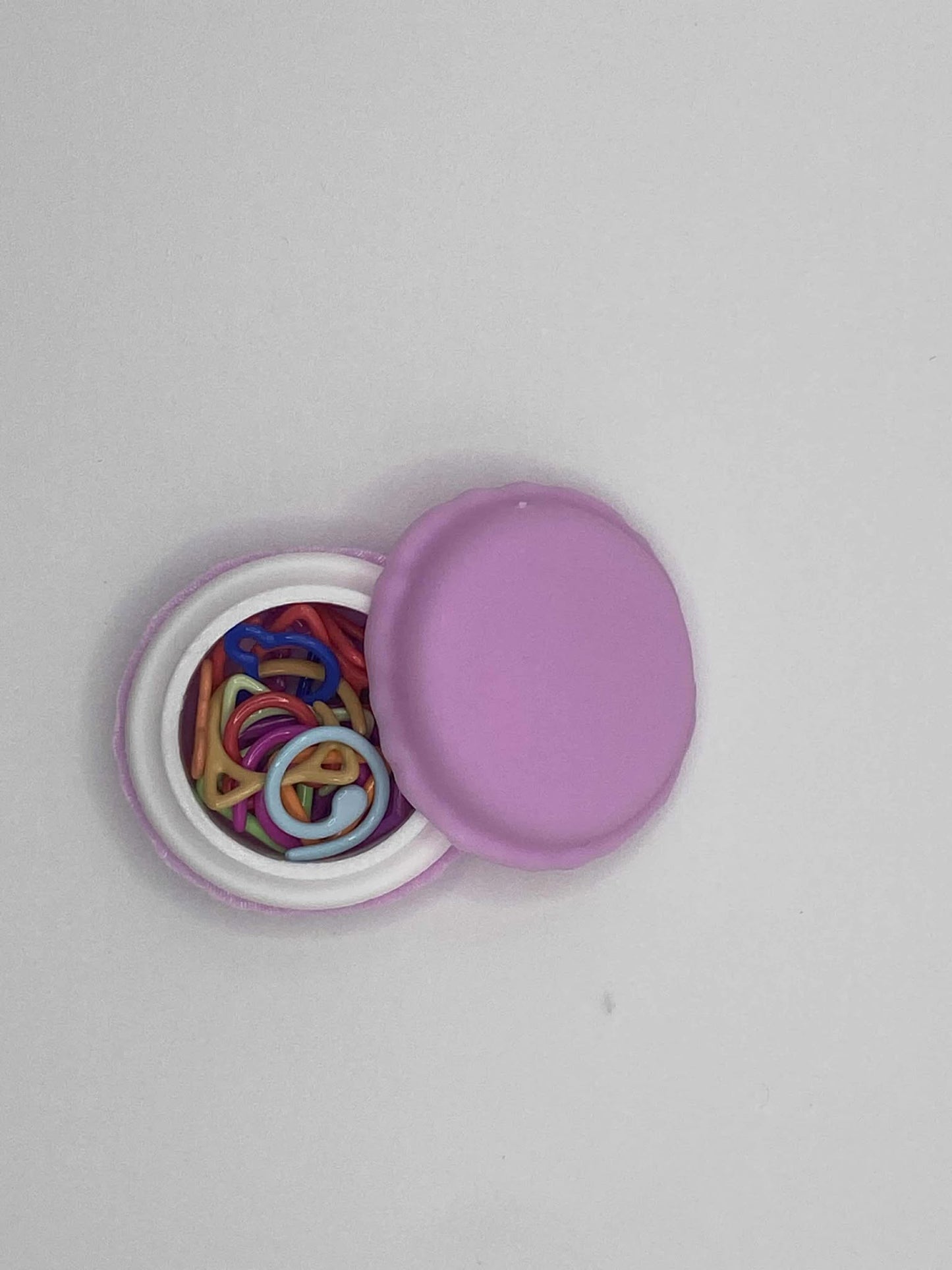 Marqueurs de mailles dans une boîte macaron