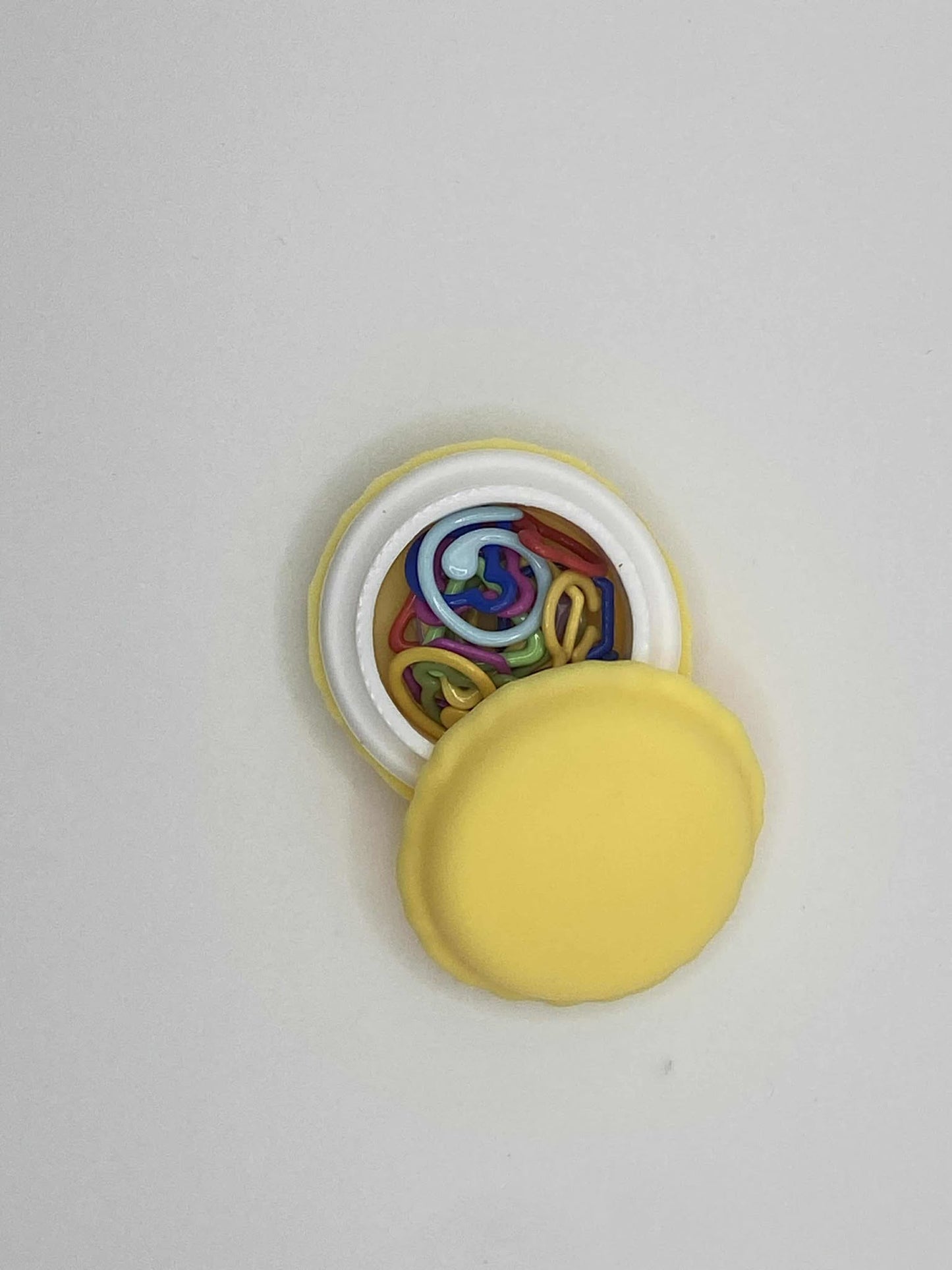 Marqueurs de mailles dans une boîte macaron