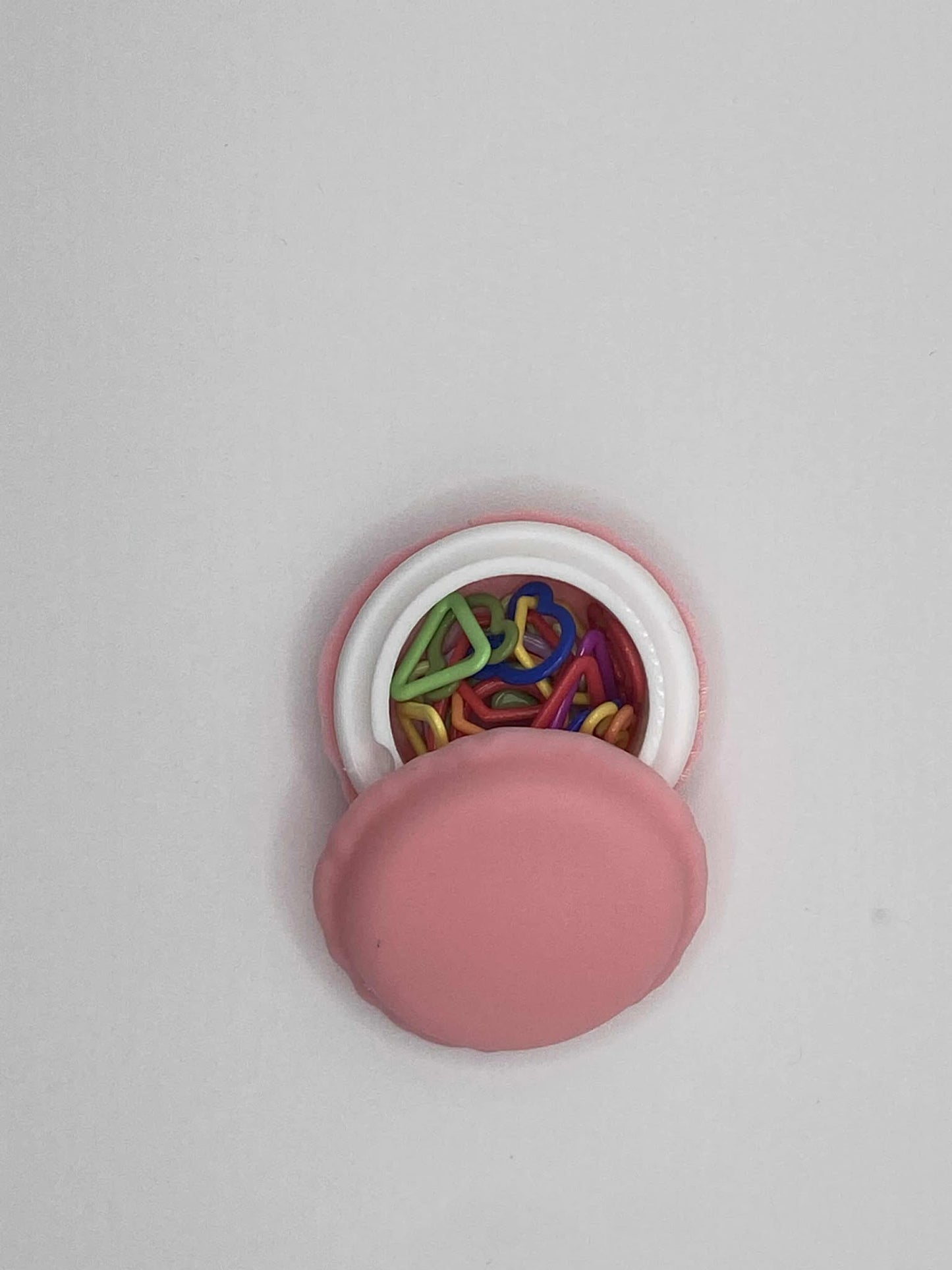 Marqueurs de mailles dans une boîte macaron