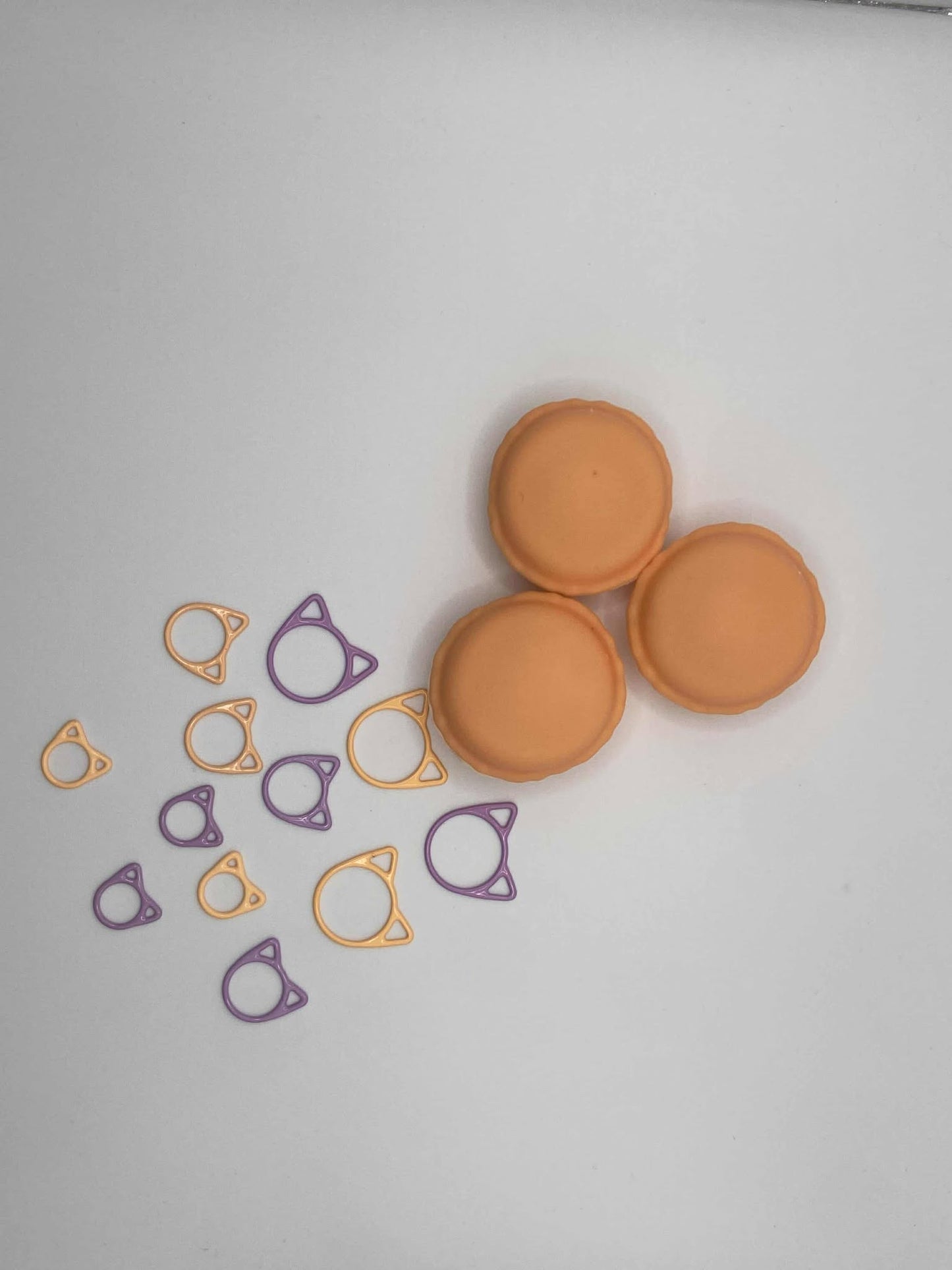 Marqueurs de mailles chat dans une petite boîte macaron