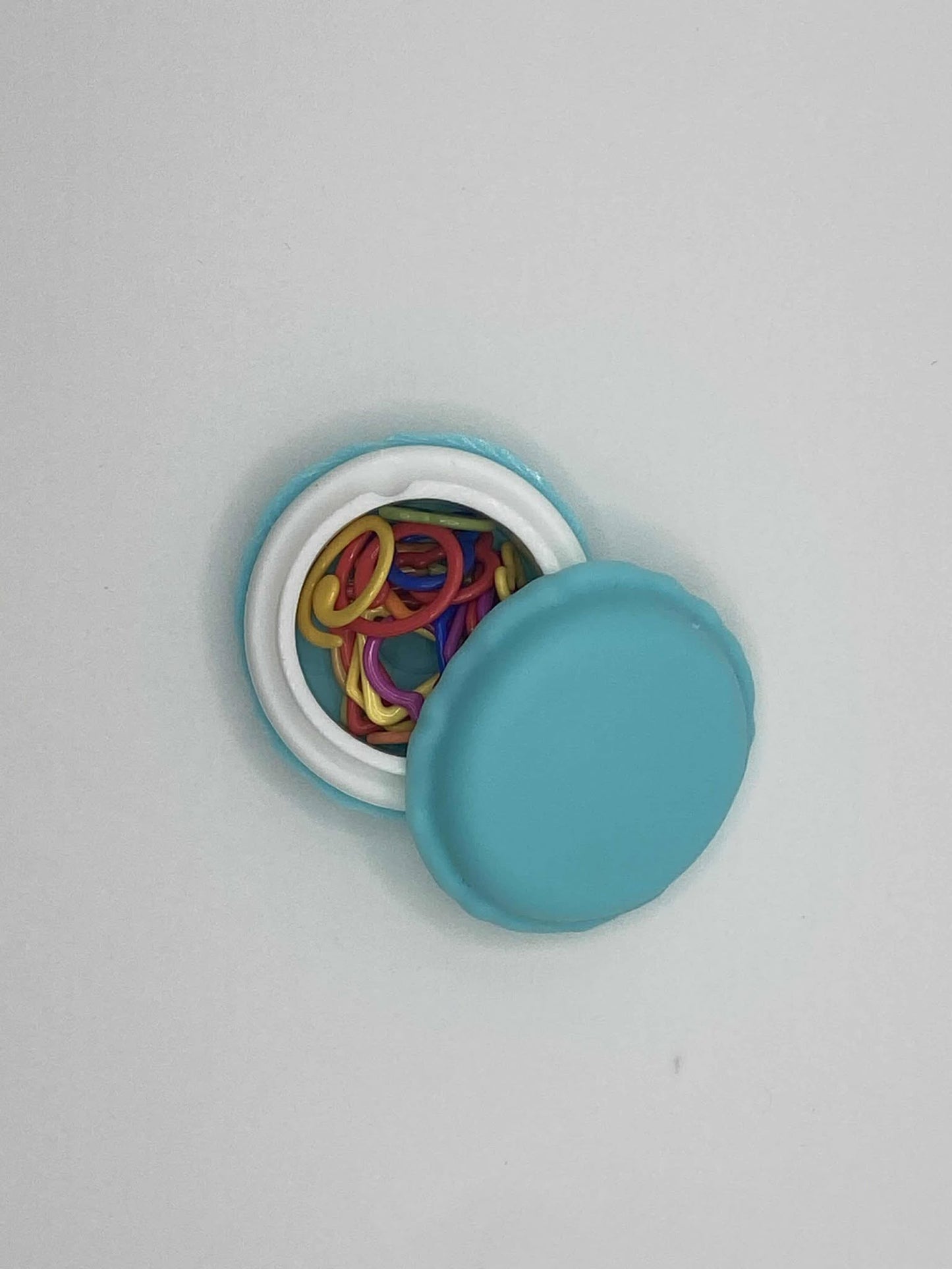 Marqueurs de mailles dans une boîte macaron