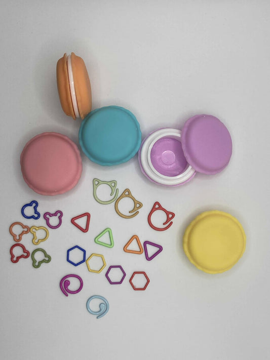 Marqueurs de mailles dans une boîte macaron