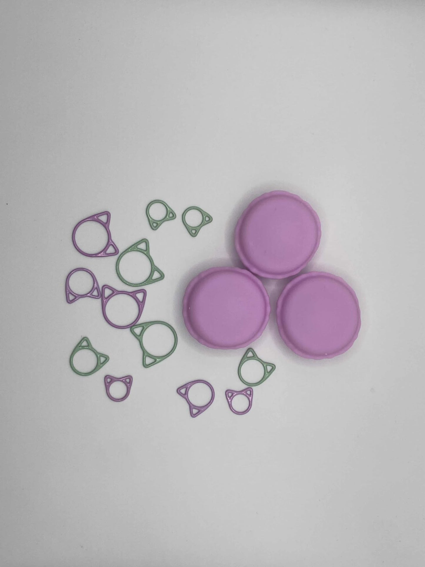 Marqueurs de mailles chat dans une petite boîte macaron